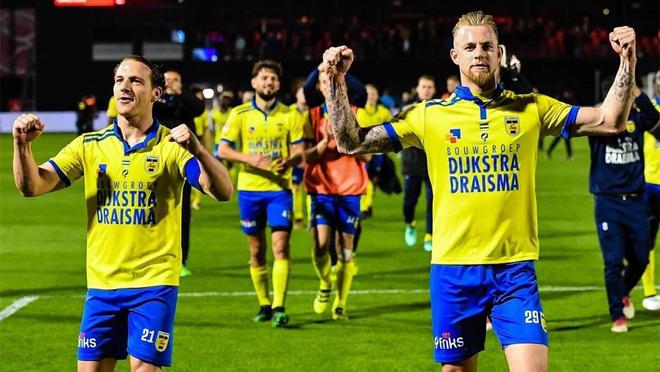 随着足球的 随着足球的