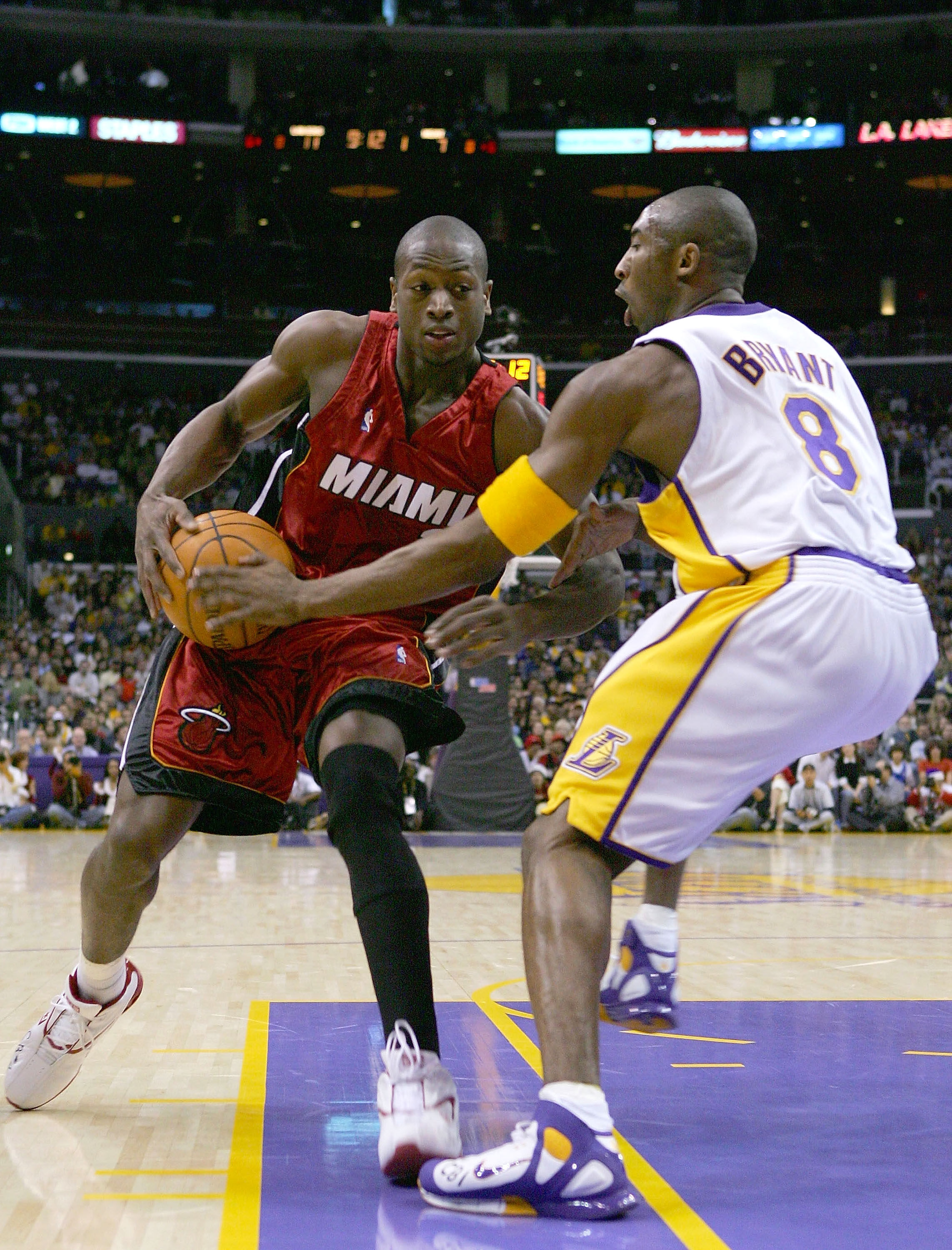 他通过门将 他通过门将